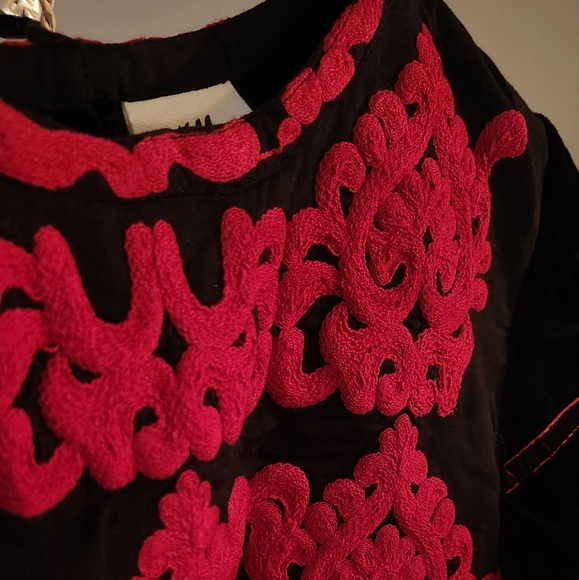 H&M Studio dress stunning, black and red detailing, gorgeous sleeves, new no tag - Picture 3 of 6